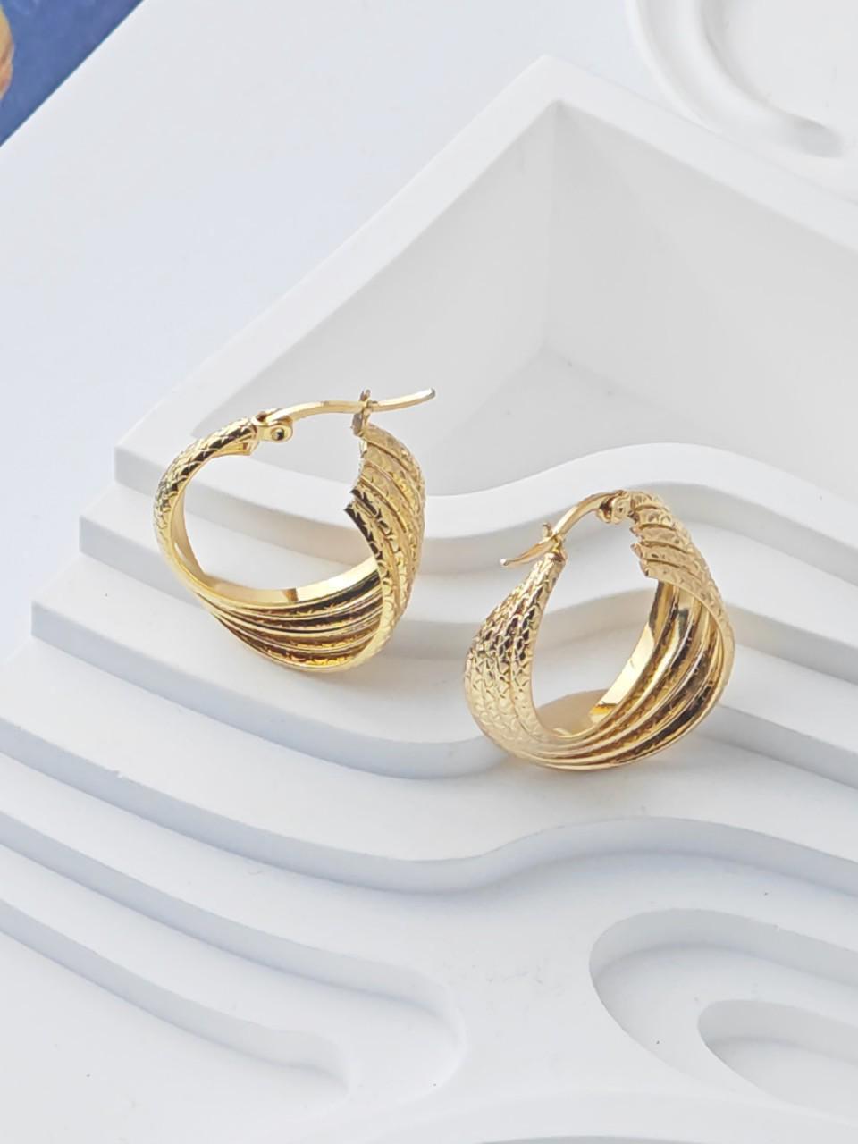 Aretes Aro Ancho Trenzado Estilo Italiano en Oro 18K (PVD) - Acero Inoxidable - Resistentes al Agua