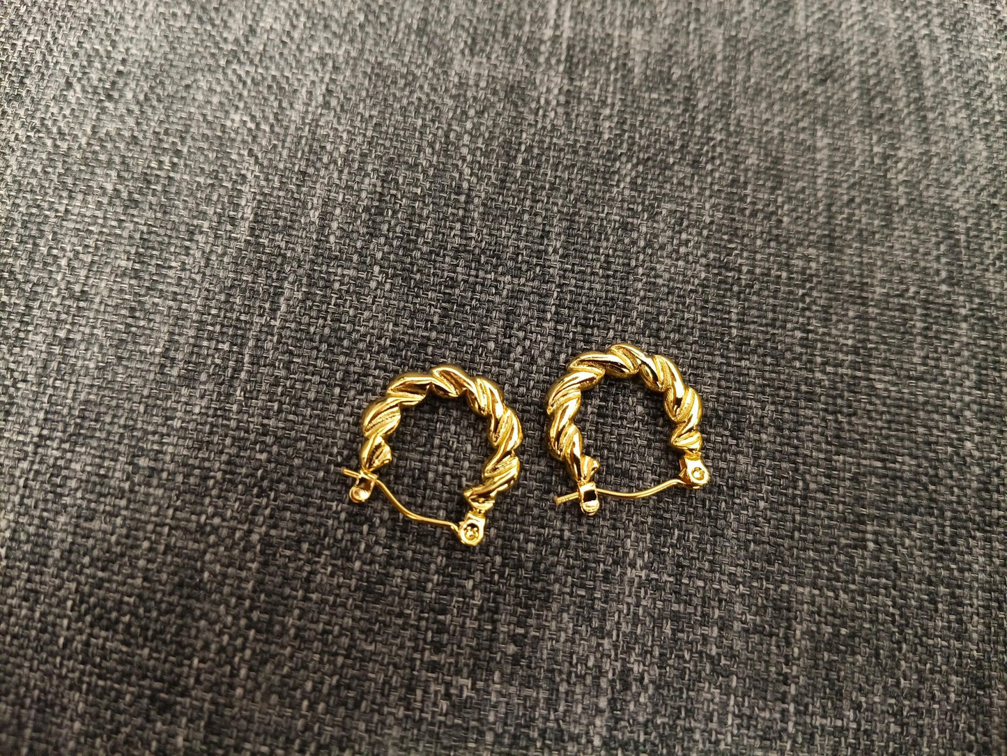 Pendientes de aro trenzados de estilo italiano, acero inoxidable con baño de oro de 18K y efecto brillante para ella