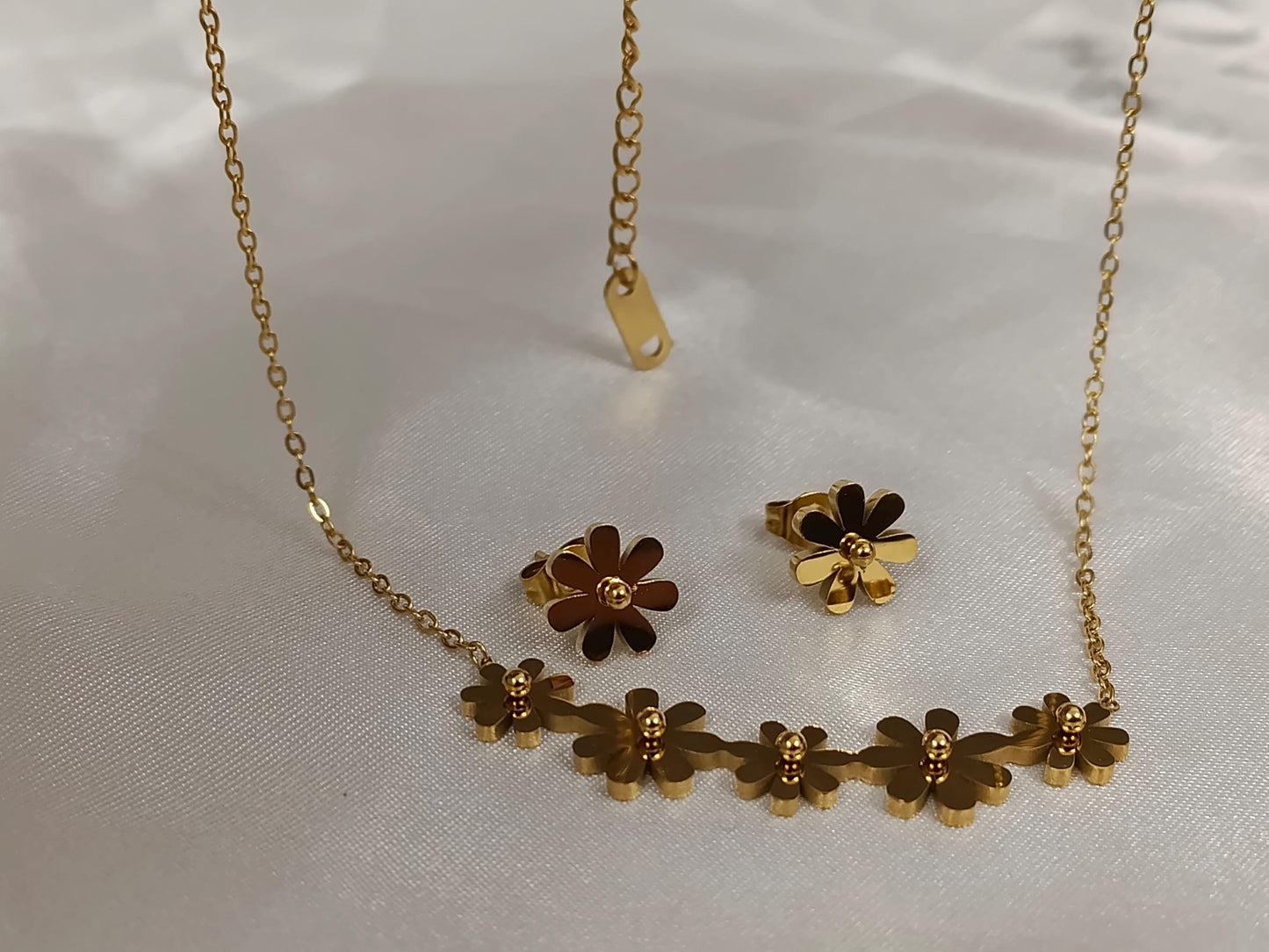 Conjunto "flor Margarita: Collar y pendientes, acero inoxidable con baño de oro 18K y acabado pulido. regalo para ella