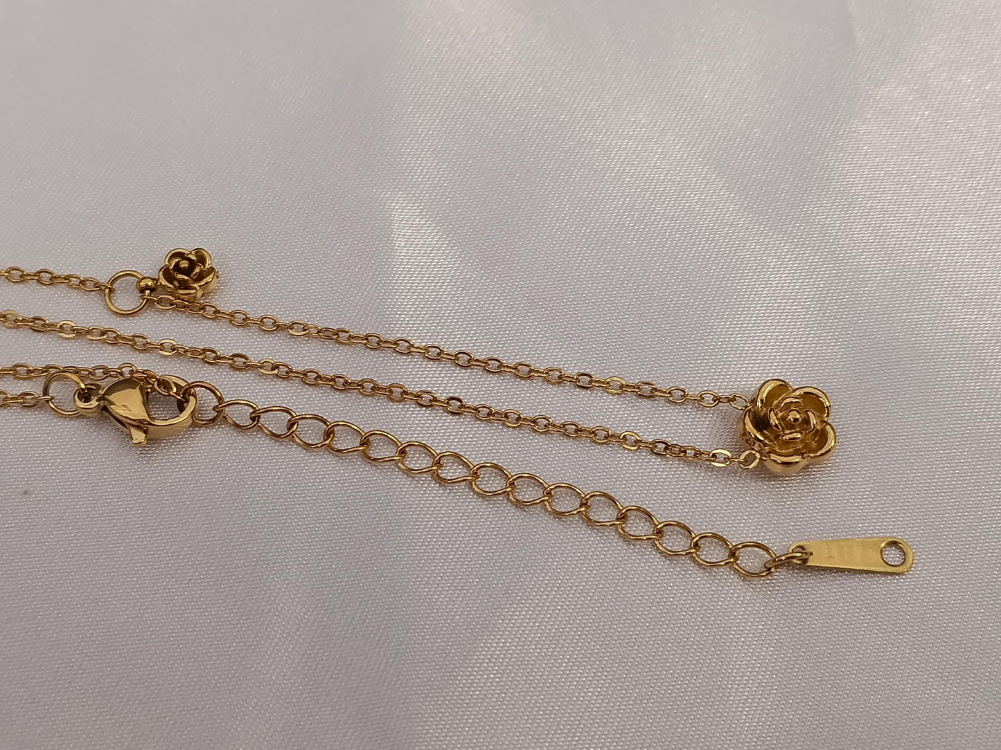 Collar de Doble Rosa en Acero Inoxidable con Baño de Oro 18K (40cm + Extensión) para ella