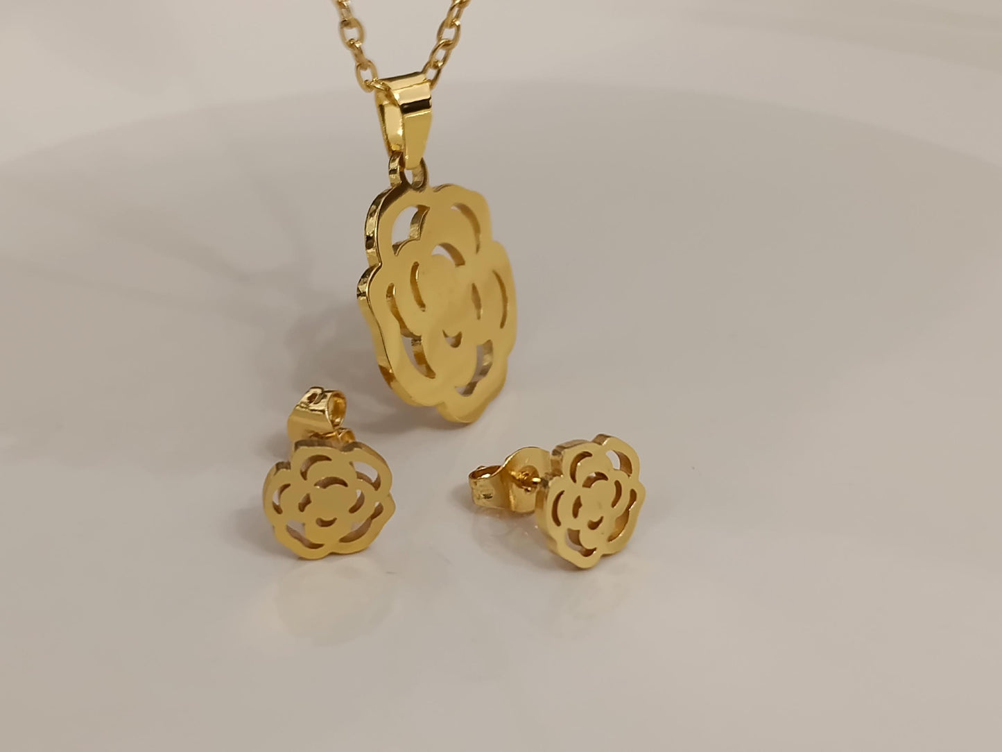 Conjunto de Joyería Floral "Peonía" en Acero Inoxidable con Baño de Oro 18K - Collar y Pendientes a Juego regalo para ella