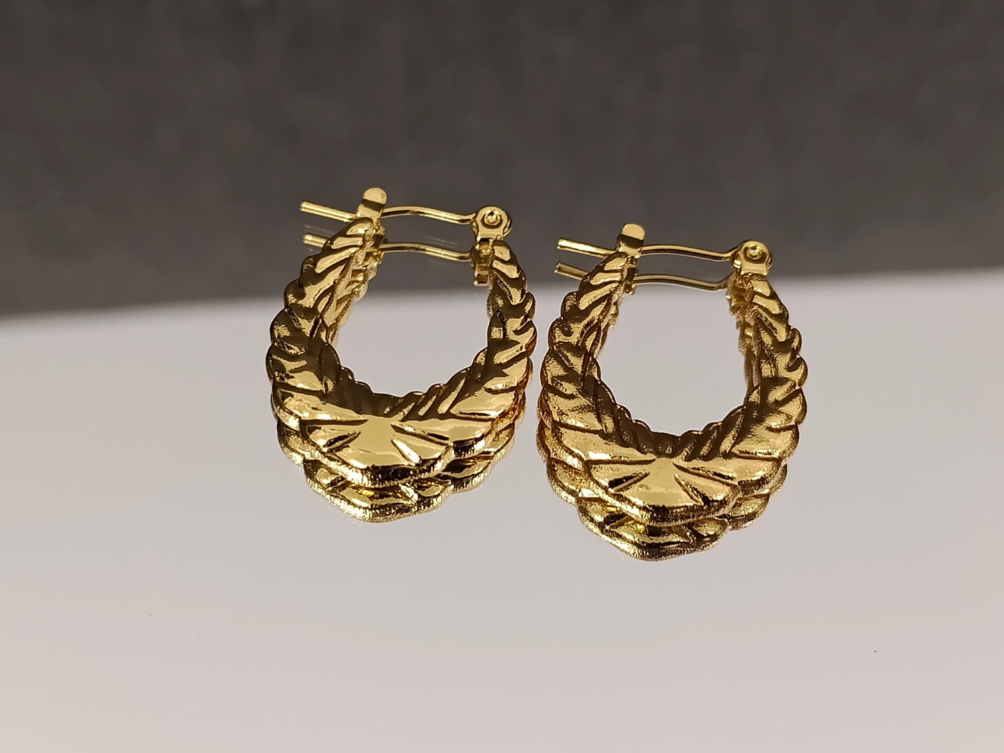 Pendientes de aro ovalados de estilo italiano, acero inoxidable con baño de oro de 18K y efecto brillante para ella