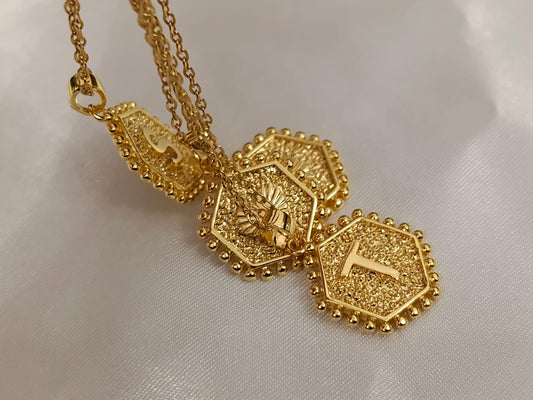 Collar de Medalla con Letra Inicial de nombre en Oro de 18K (Baño PVD) - Cadena de 18" 45cm regalo para ella