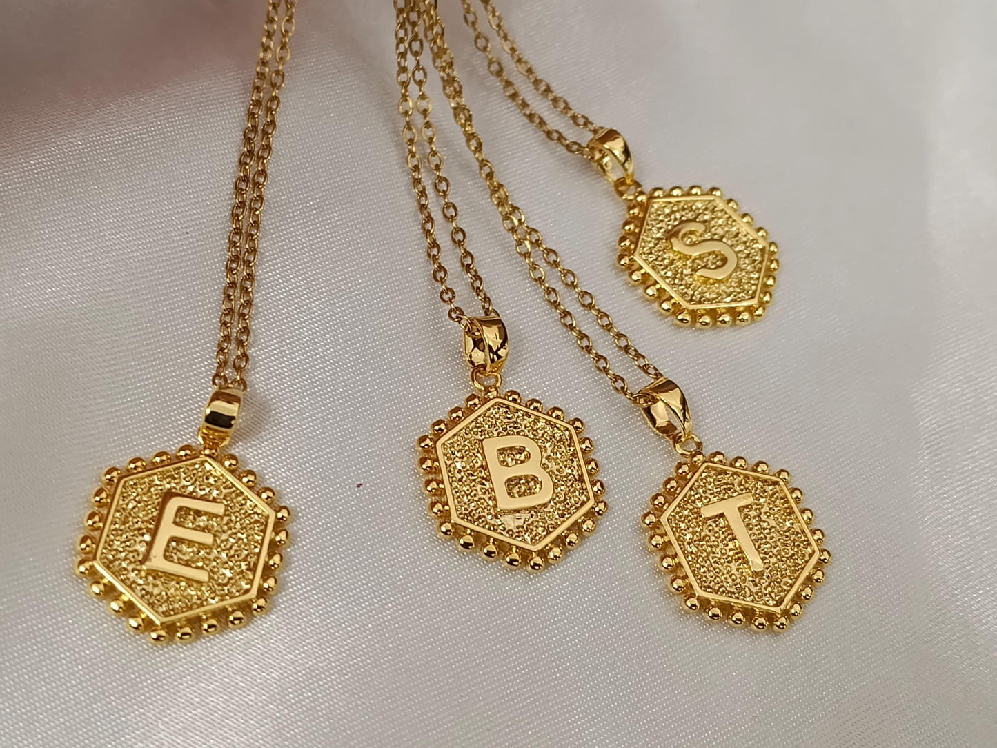 Collar de Medalla con Letra Inicial de nombre en Oro de 18K (Baño PVD) - Cadena de 18" 45cm regalo para ella