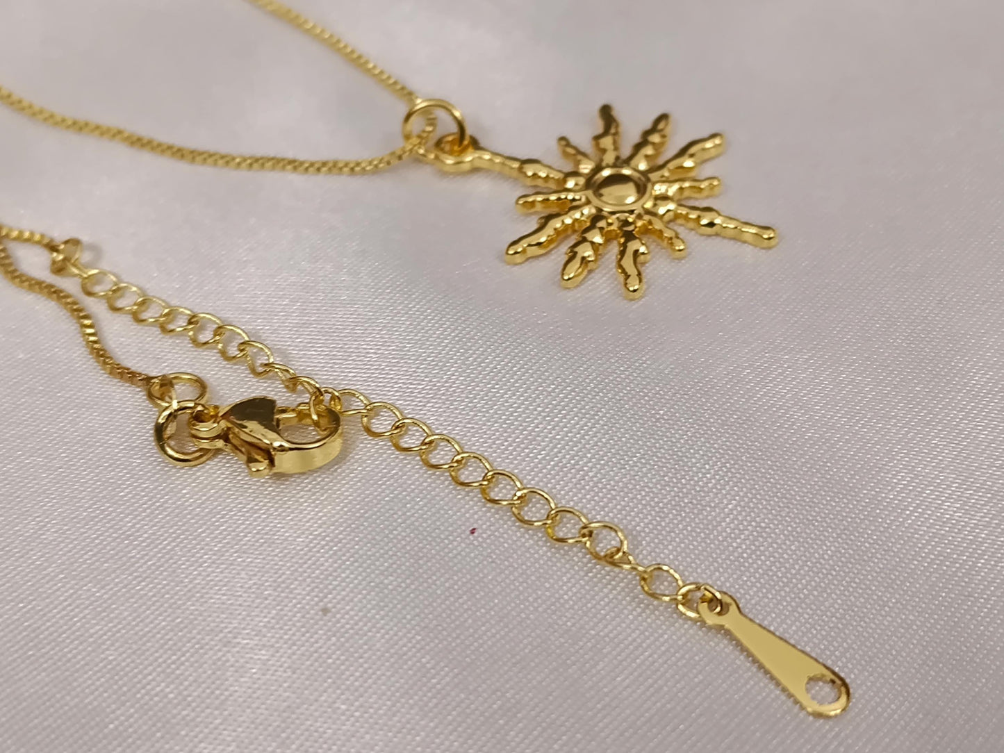 Collar con cadena de caja y colgante sol acero inoxidable oro bañado de 18K con extensión ajustable para mujeres