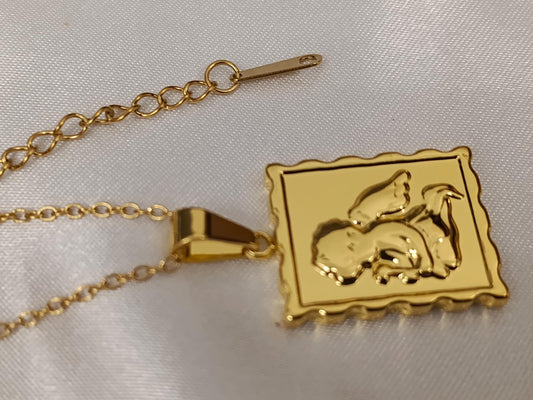 Collar con Colgante Rectangular de Ángel en Oro 18K (PVD) - 16" + 2" Ajustable para mujeres