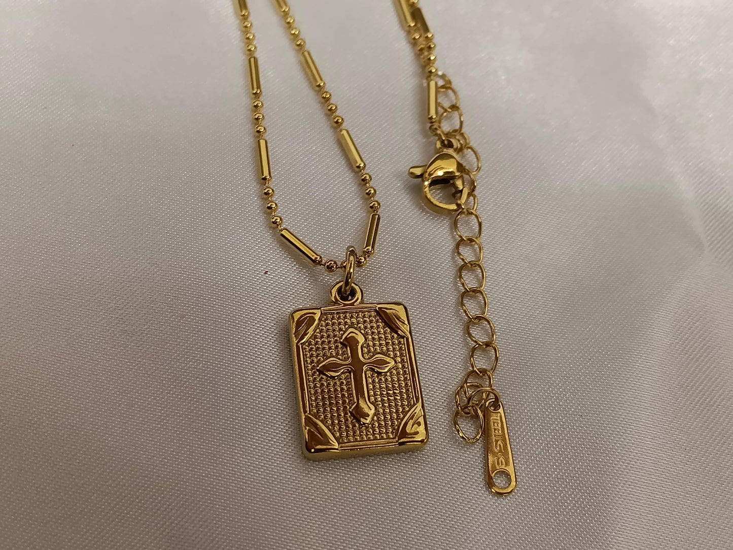 Collar con Colgante Rectangular con cruz en Oro 18K (PVD) - 16" + 2" Ajustable collar para mujeres