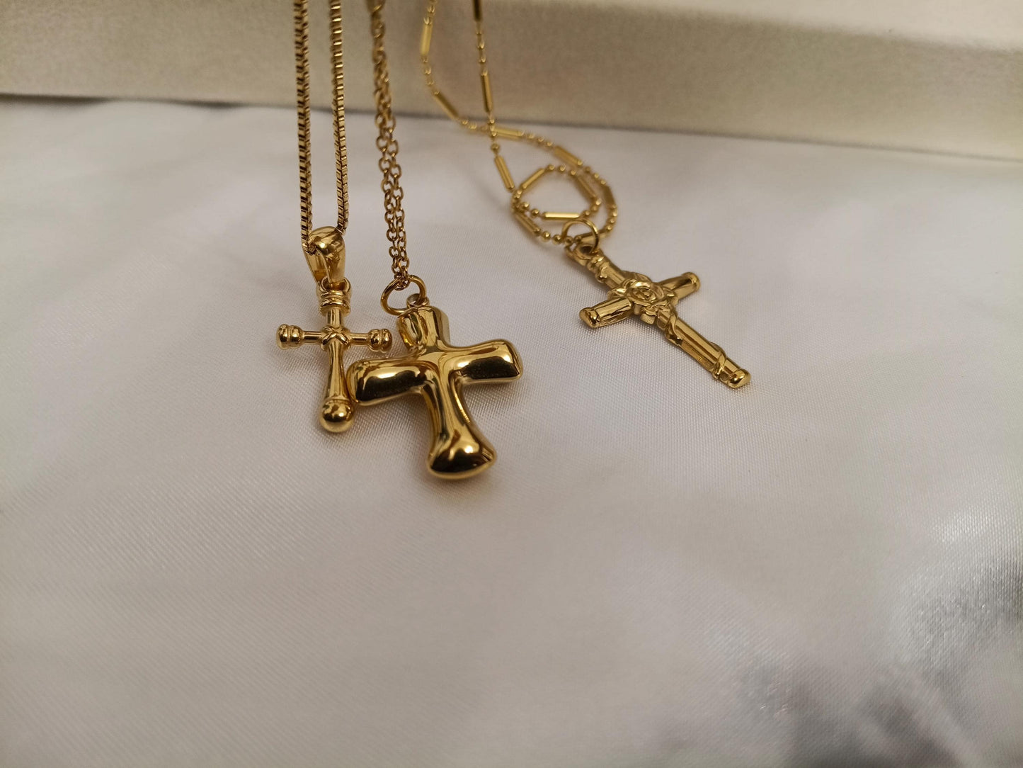 Collar con colgantes de cruz acero inoxidable oro bañado 18K tratado como oro viejo para mujeres