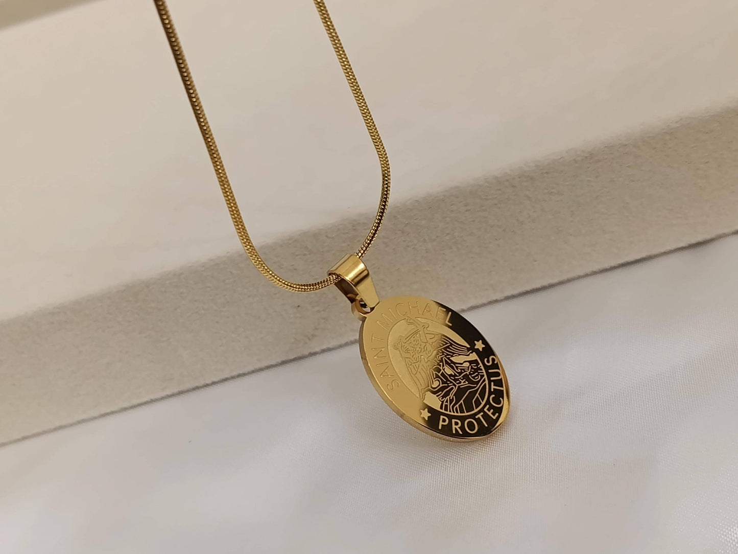 Collar de Acero Inoxidable Oro 18K colgante de Saint Michael con corazon 50cm + Extensión 5cm (20"+2") para mujeres