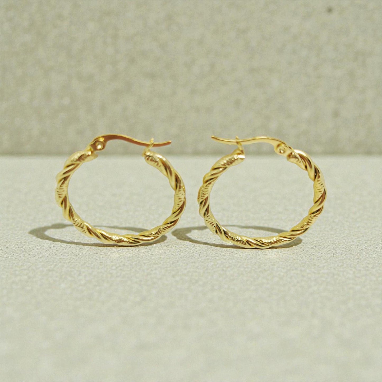 Penidentes Aros Grandes Trenzados en Oro 18K (PVD) - Acero Inoxidable - Resistentes al Agua para mujeres