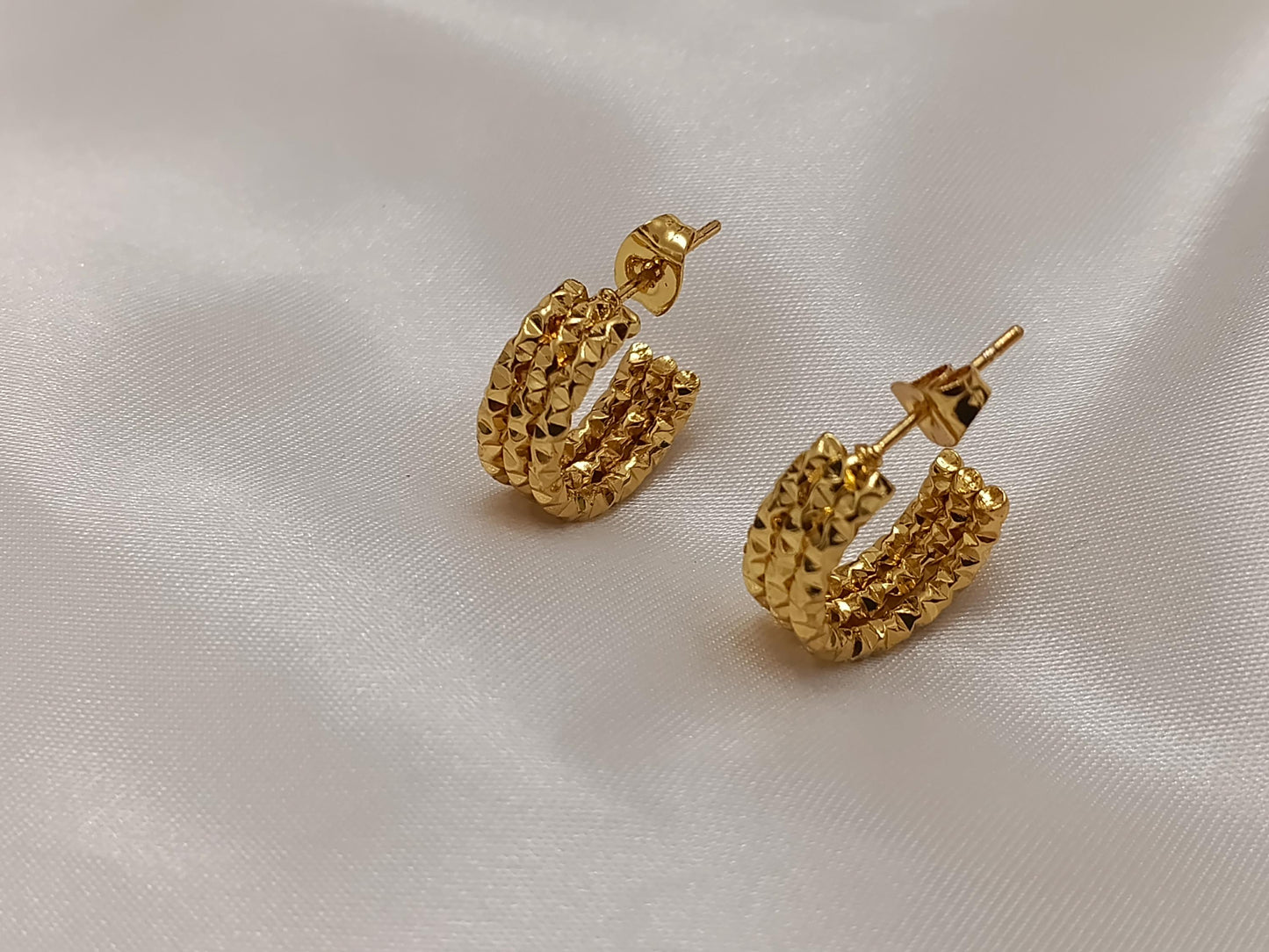 Pendientes de medio aro con relieve diamantado estilo italiano, acero inoxidable con baño de oro 18K regalo para ella