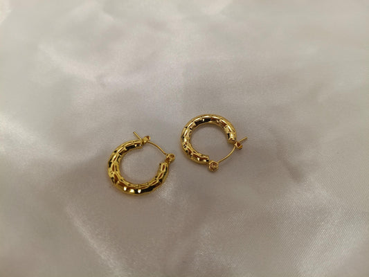 Pendientes de aro con diseño grabado estilo italiano, acero inoxidable con baño de oro 18K reglalo para ella