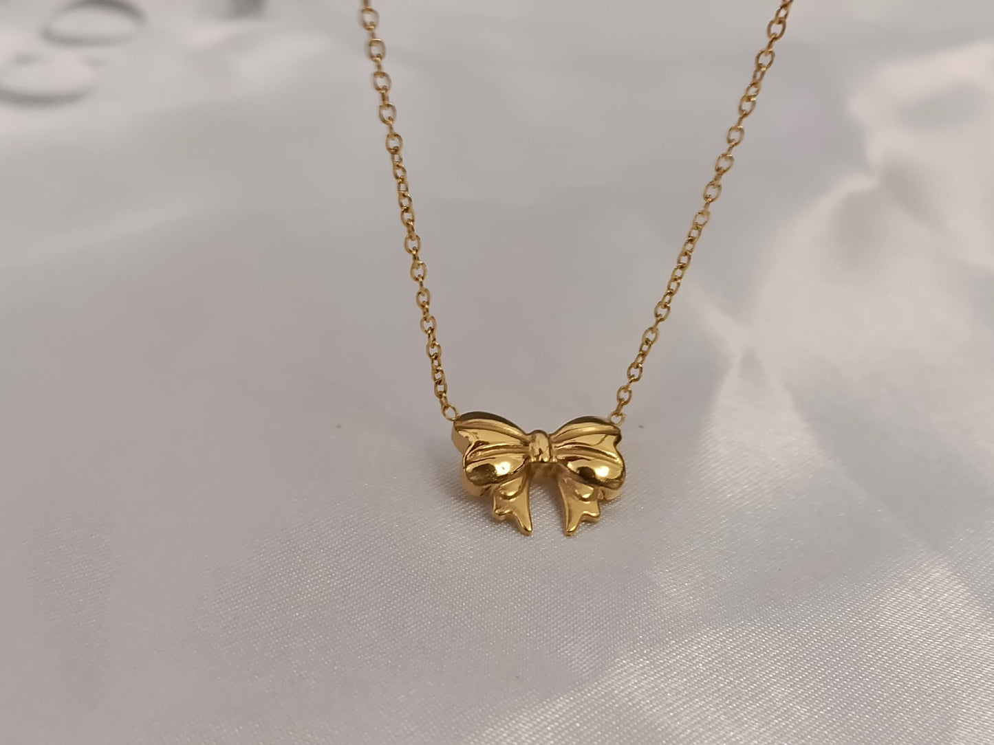 Collar de cuentas con Colgante de Lazo en Acero Inoxidable y Baño de Oro 18K (40cm + Extensión) regalo para ella