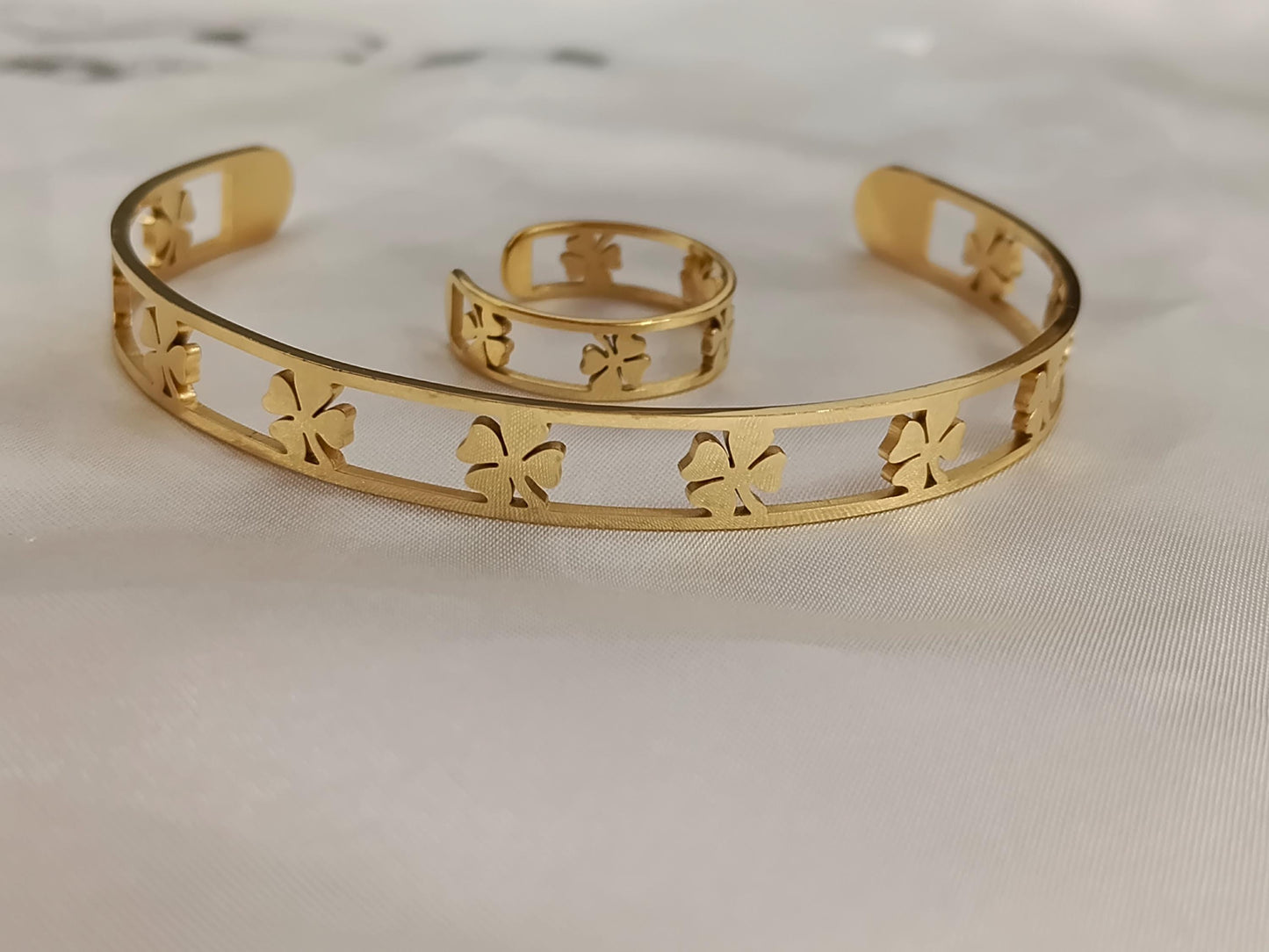 Conjunto de joyas: Brazalete y Anillo trébol ajustables Acero Inoxidable con Baño de Oro 18K (Efecto Espejo) regalos para ella