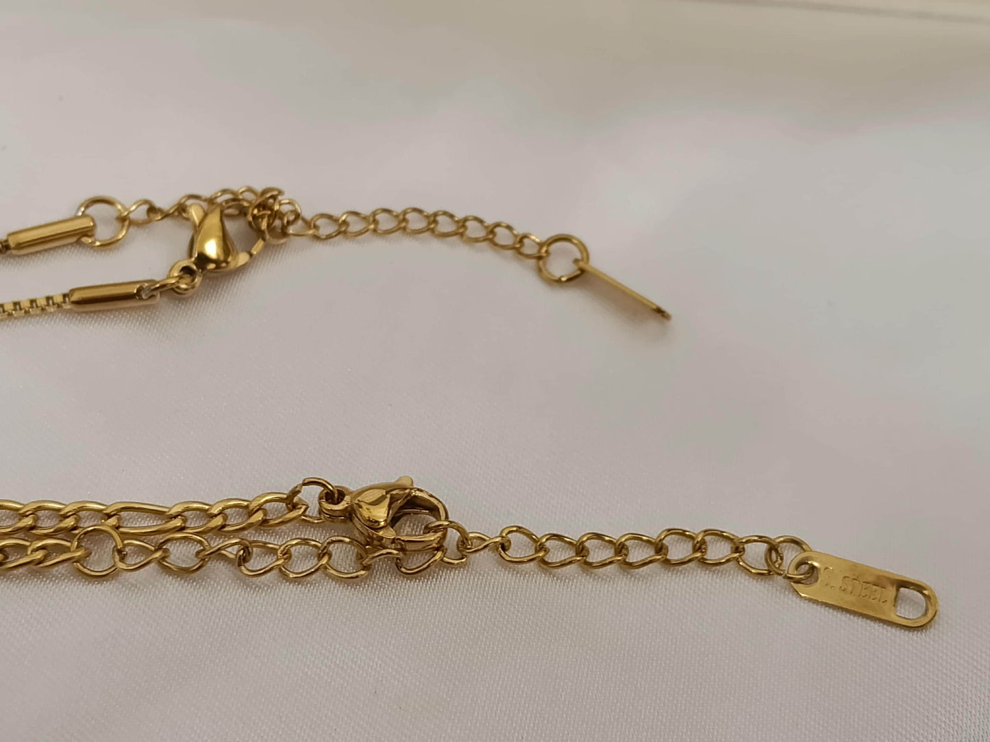 Collar con colgantes de cruz acero inoxidable oro bañado 18K tratado como oro viejo para mujeres