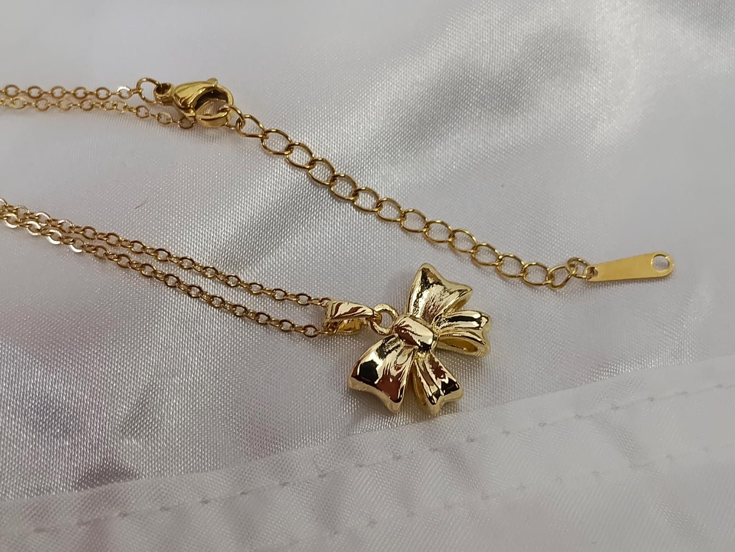 Collar con Colgante de Lazo en Acero Inoxidable y Baño de Oro 18K (40cm + Extensión) regalo para ella