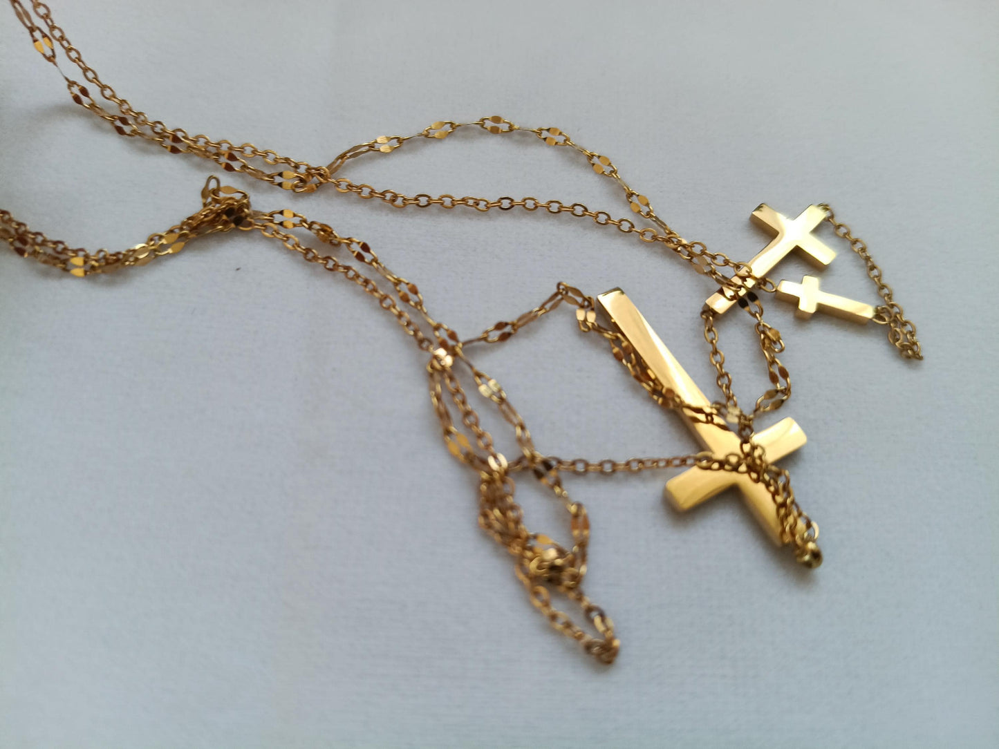 Collar Doble Cadena con Cruz Pulida en Oro 18K (PVD) - Acero Inoxidable - Ajustable para mujeres