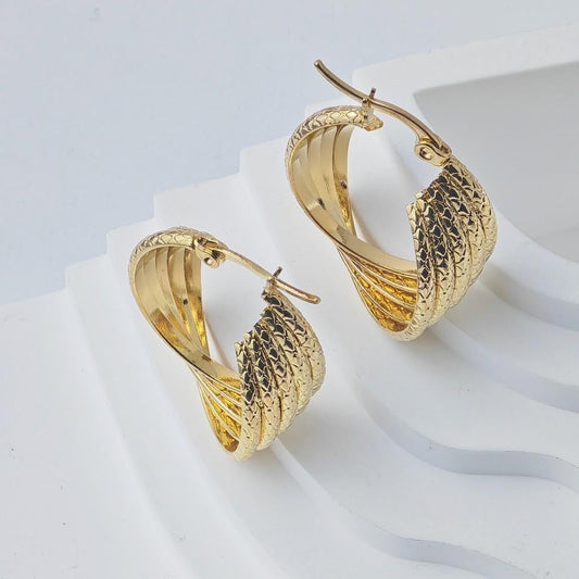 Aretes Aro Ancho Trenzado Estilo Italiano en Oro 18K (PVD) - Acero Inoxidable - Resistentes al Agua
