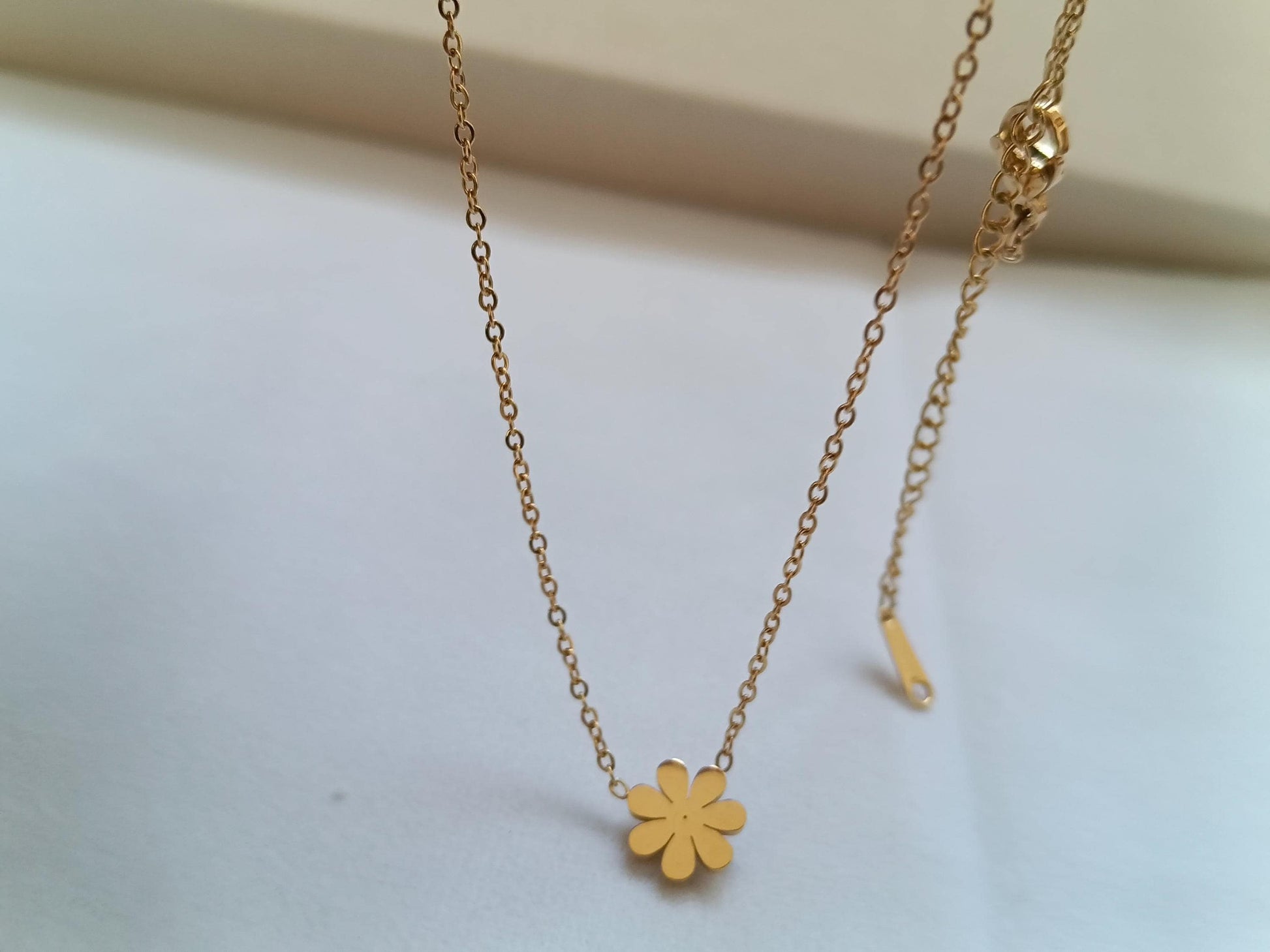 Collar con Colgante de Flor Pulida en Oro 18K (PVD) - Acero Inoxidable - 16" + 2" /40cm+5cm extension para mujeres