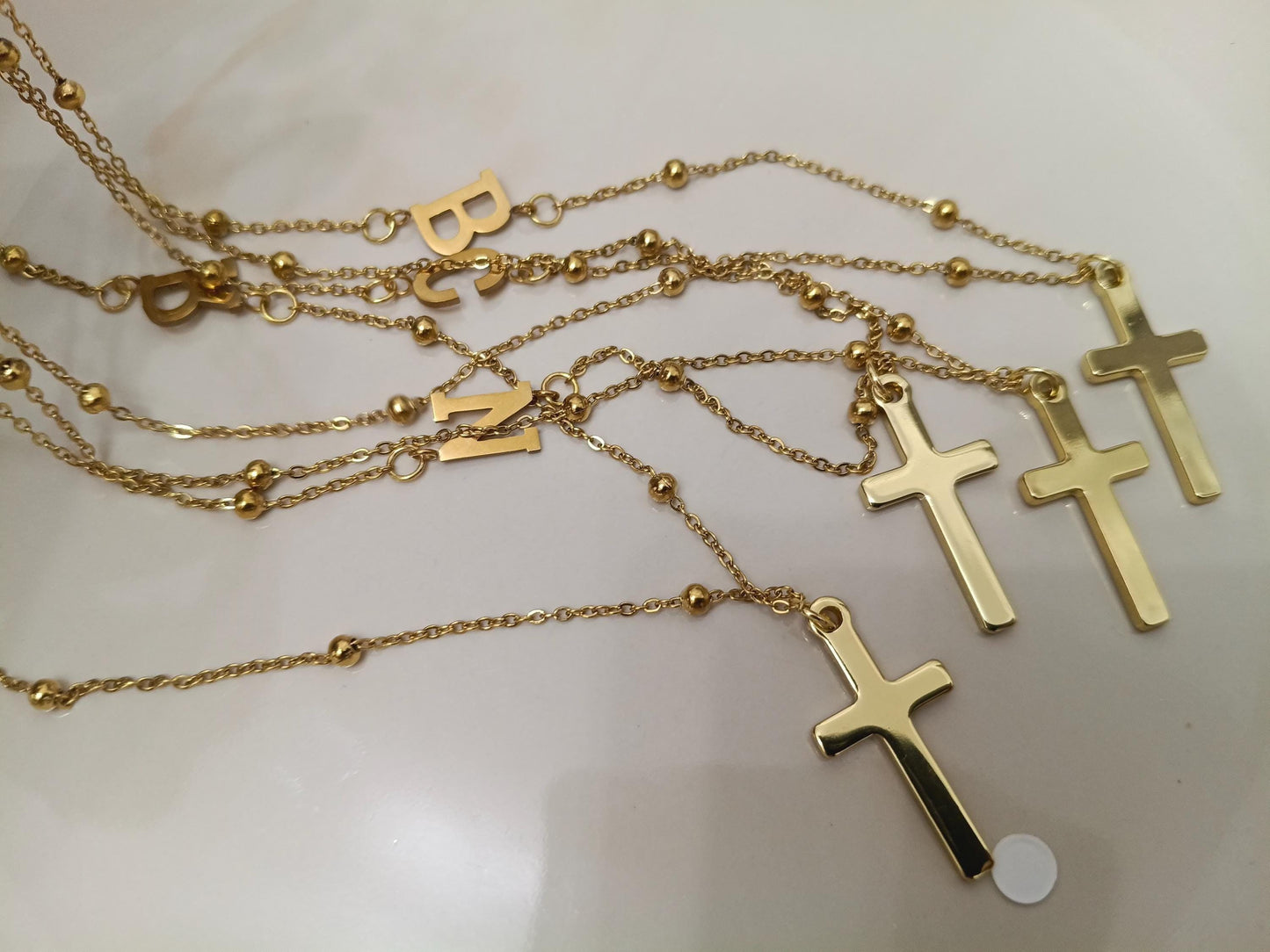 Collar de Acero Inoxidable con Baño de Oro 18K de 45cm - Colgante de Cruz Efecto Espejo y Dije de Letra Personalizable