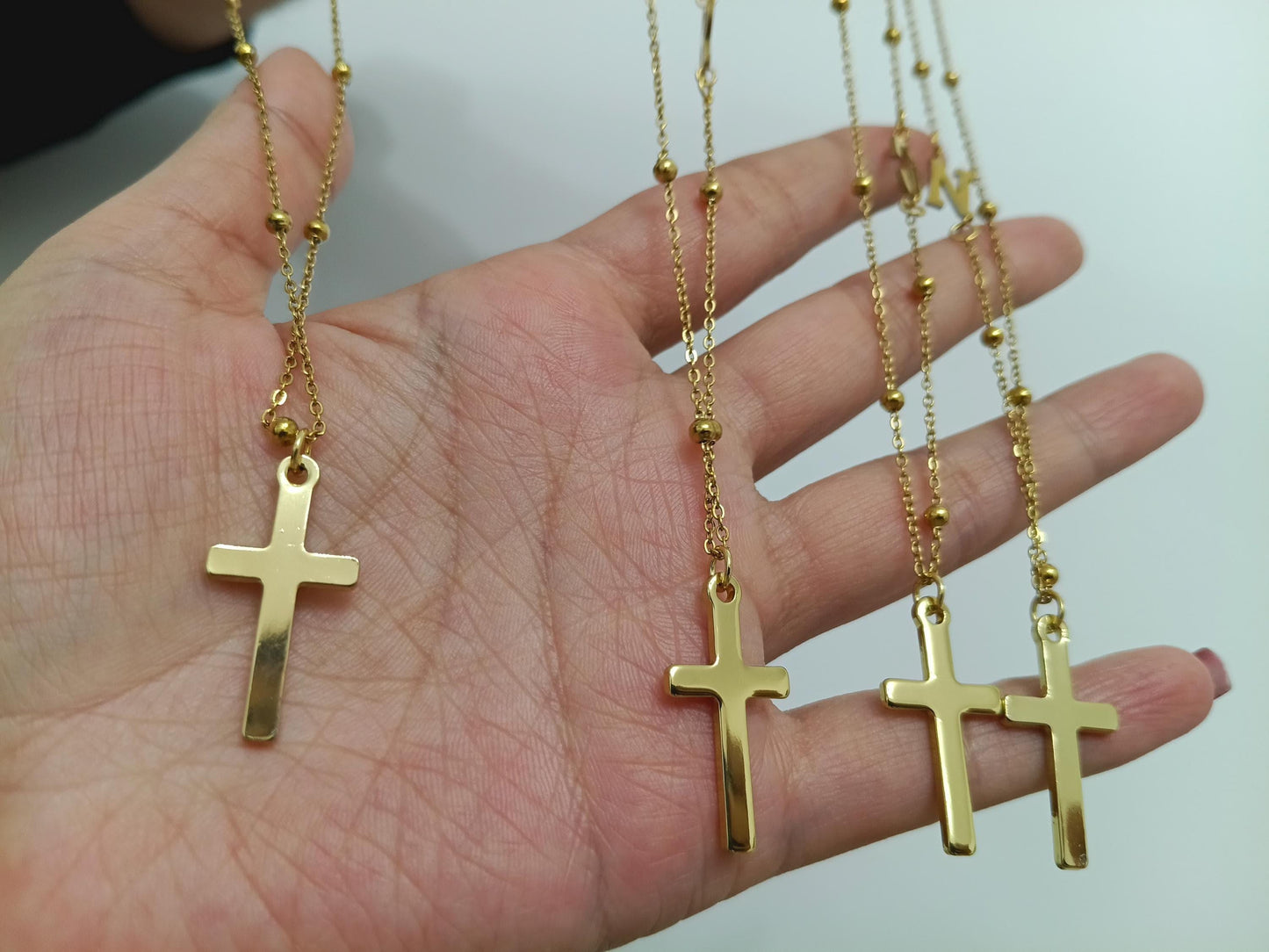 Collar de Acero Inoxidable con Baño de Oro 18K de 45cm - Colgante de Cruz Efecto Espejo y Dije de Letra Personalizable