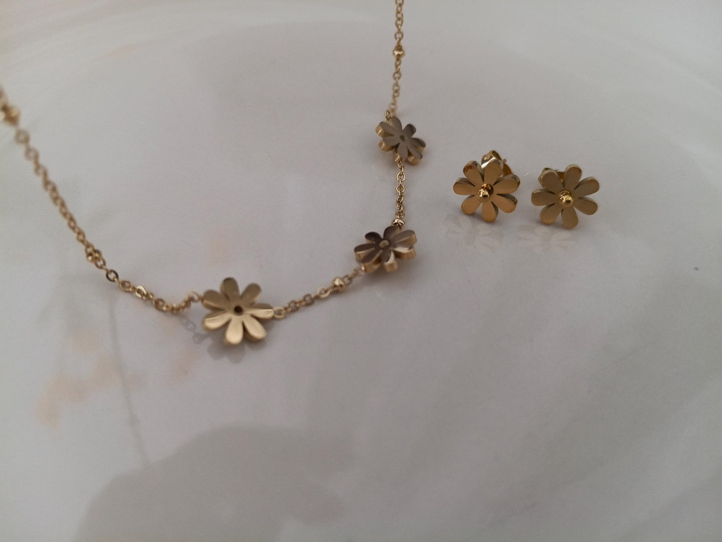 Conjunto de Joyas de Acero Inoxidable 18K Oro - Collar de 45cm con Tres Flores Efecto Espejo y Pendientes a Juego para mujeres