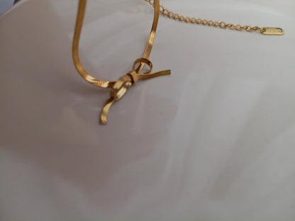 Gargantilla de Serpiente Plana Oro 18K con Dije de Lazo - Acero Inoxidable - 35cm + Extensión 5CM (14"+2") para chicas