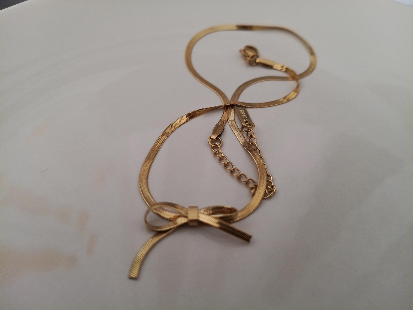 Gargantilla de Serpiente Plana Oro 18K con Dije de Lazo - Acero Inoxidable - 35cm + Extensión 5CM (14"+2") para chicas