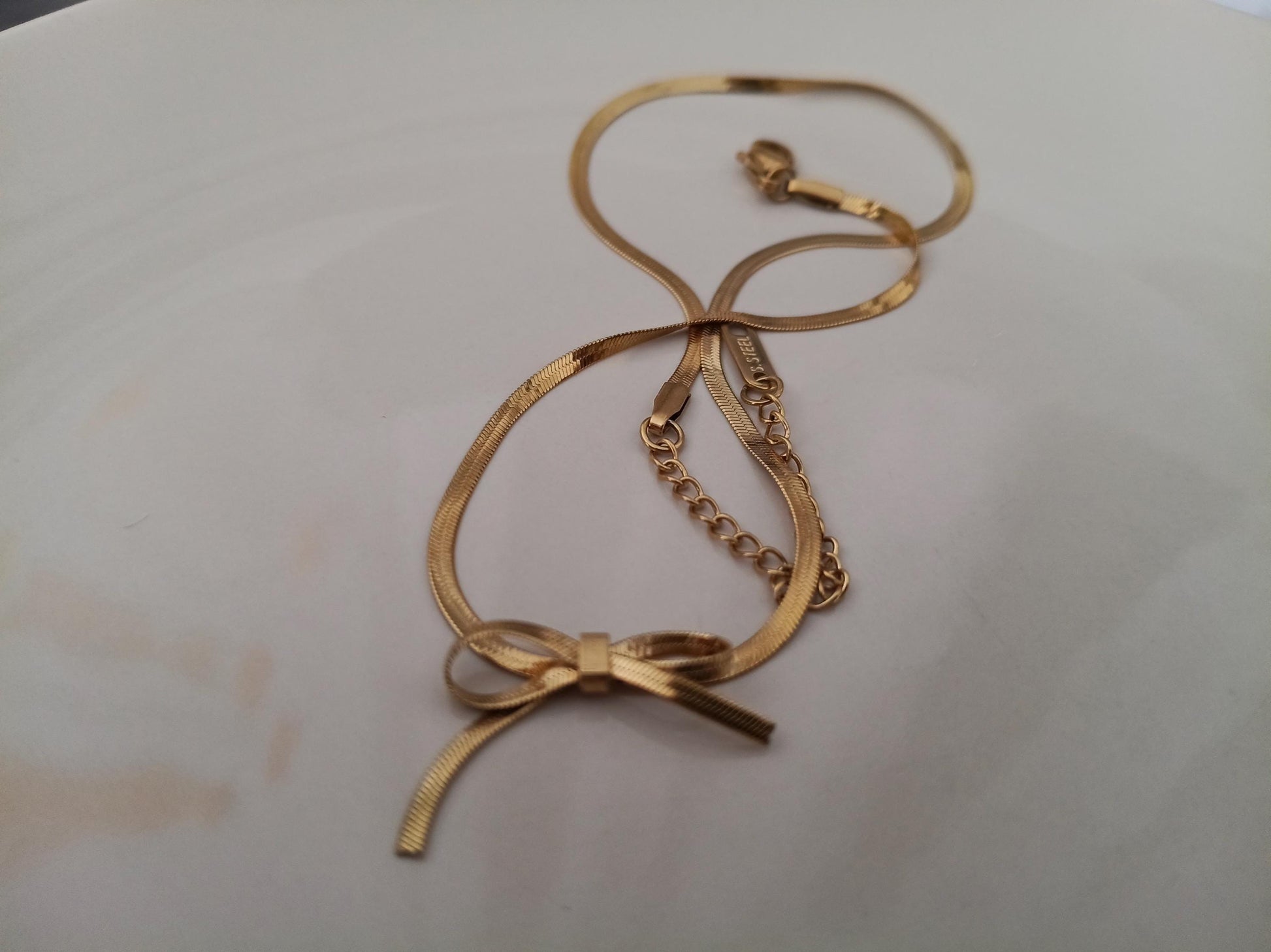 Gargantilla de Serpiente Plana Oro 18K con Dije de Lazo - Acero Inoxidable - 35cm + Extensión 5CM (14"+2") para chicas