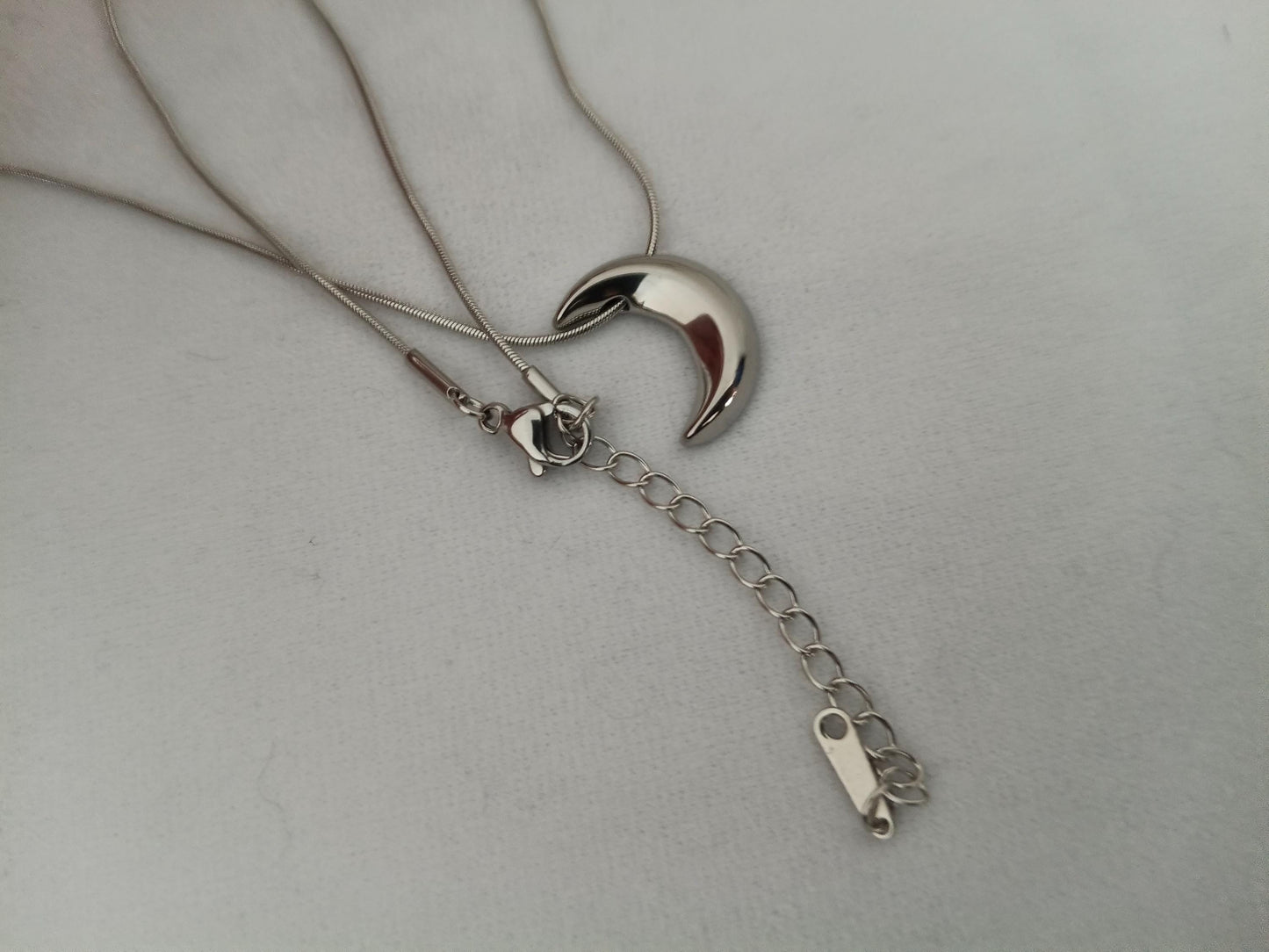 Collar con Colgante de Luna Pulida y Cadena Serpiente Redonda - Acero Inoxidable - 16" + 2" 40m +5cm de extension para mujeres