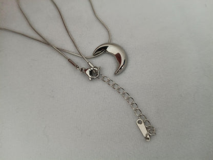 Collar con Colgante de Luna Pulida y Cadena Serpiente Redonda - Acero Inoxidable - 16" + 2" 40m +5cm de extension para mujeres