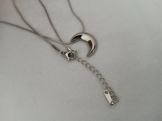 Collar con Colgante de Luna Pulida y Cadena Serpiente Redonda - Acero Inoxidable - 16" + 2" 40m +5cm de extension para mujeres