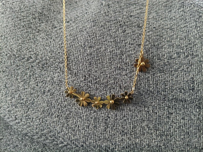 Collar con Exquisitos Colgantes de Flores Pulidas en Oro 18K (PVD) - Acero Inoxidable para mujeres