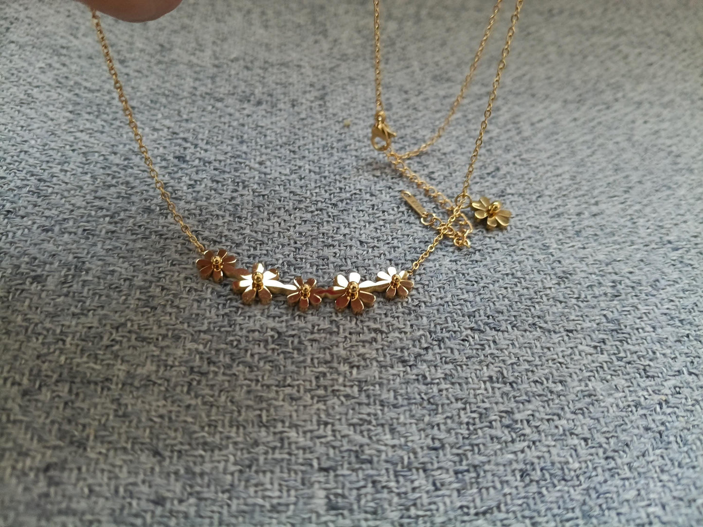 Collar con Exquisitos Colgantes de Flores Pulidas en Oro 18K (PVD) - Acero Inoxidable para mujeres