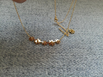 Collar con Exquisitos Colgantes de Flores Pulidas en Oro 18K (PVD) - Acero Inoxidable para mujeres