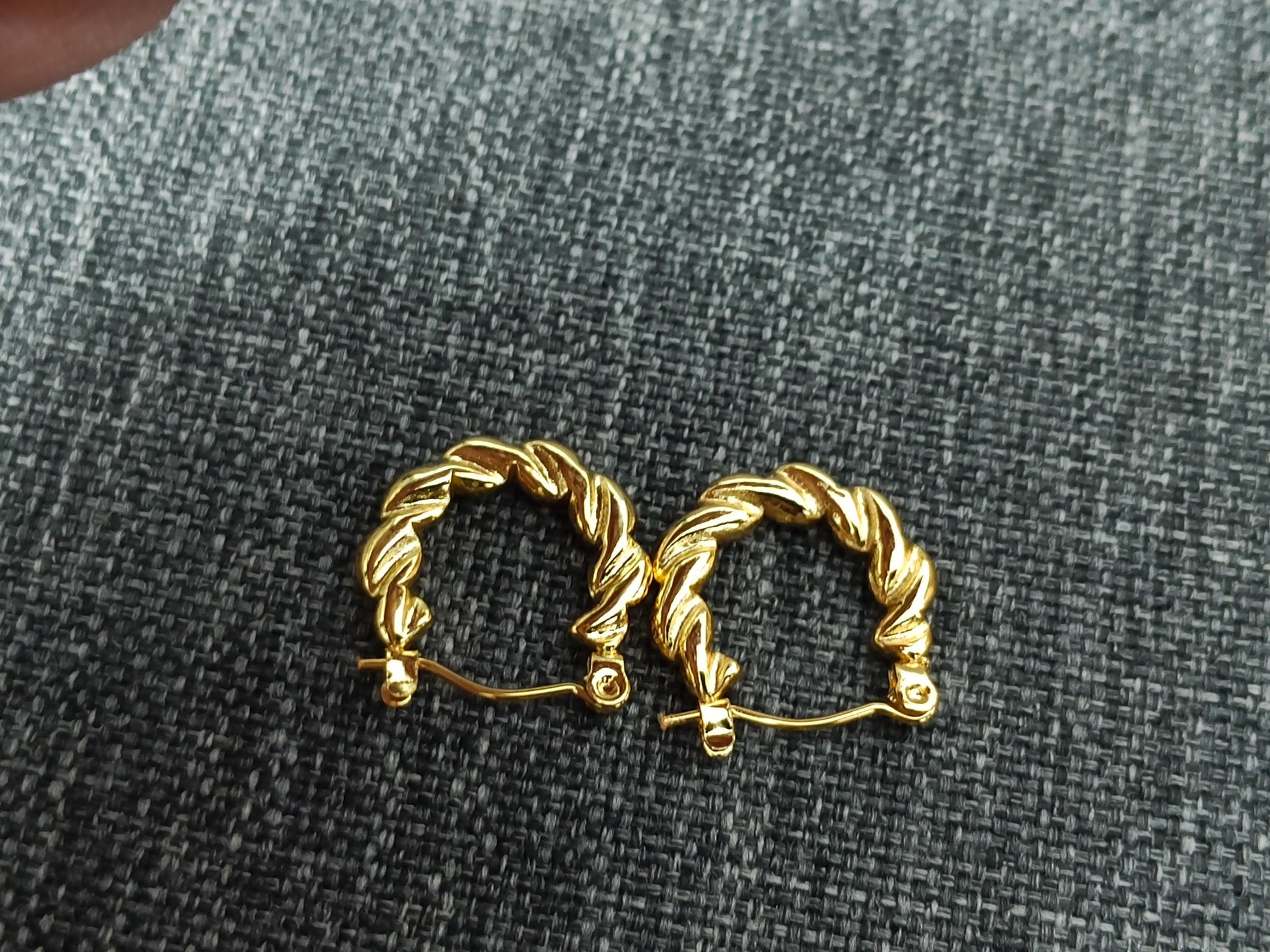 Pendientes de aro trenzados de estilo italiano, acero inoxidable con baño de oro de 18K y efecto brillante para ella