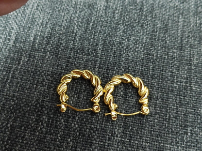Pendientes de aro trenzados de estilo italiano, acero inoxidable con baño de oro de 18K y efecto brillante para ella