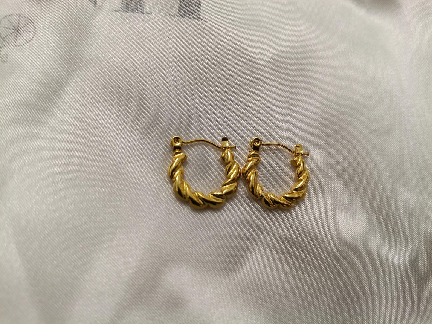 Pendientes de aro trenzados de estilo italiano, acero inoxidable con baño de oro de 18K y efecto brillante para ella