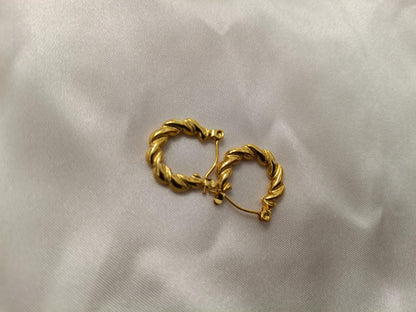 Pendientes de aro trenzados de estilo italiano, acero inoxidable con baño de oro de 18K y efecto brillante para ella