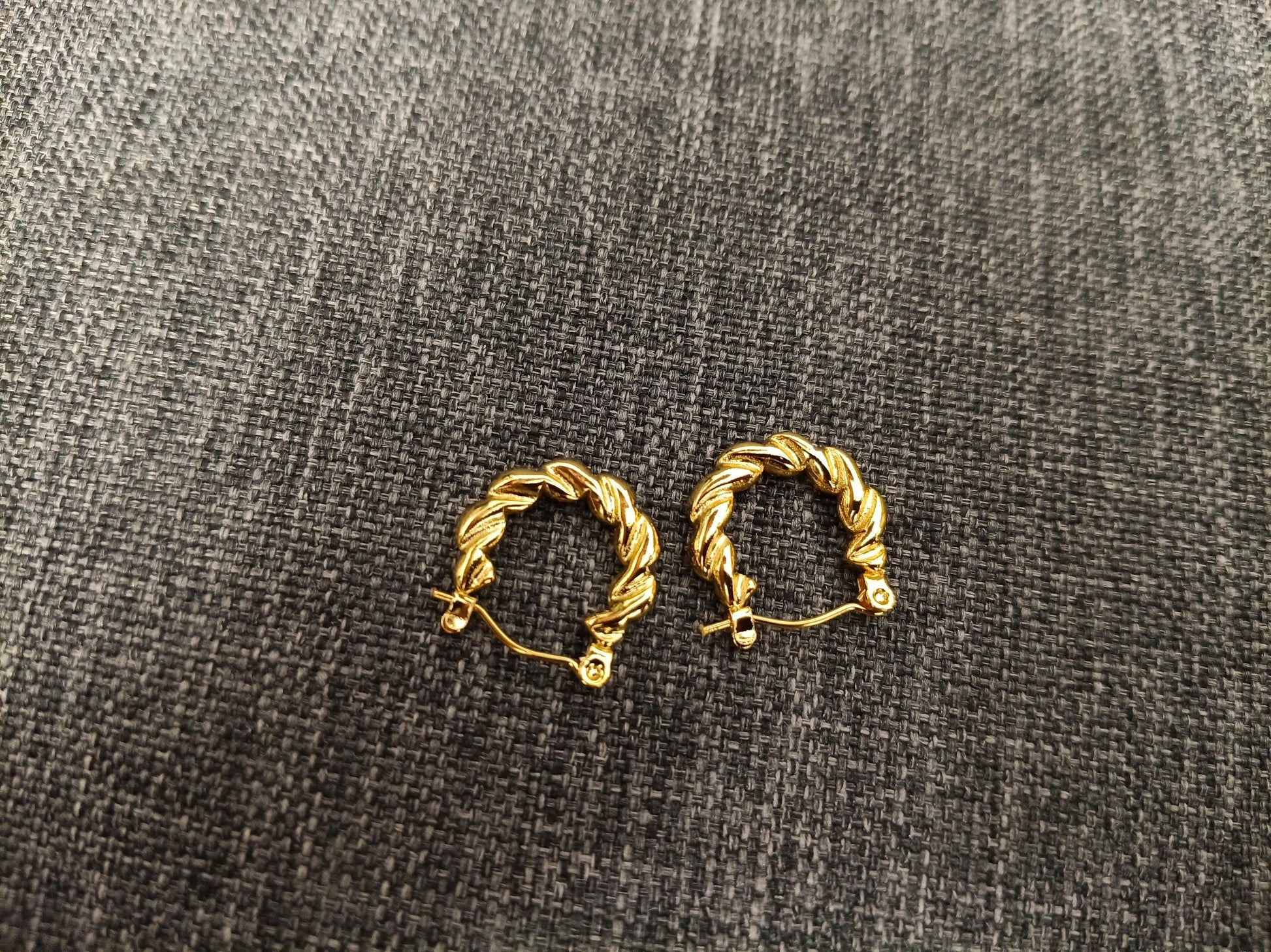 Pendientes de aro trenzados de estilo italiano, acero inoxidable con baño de oro de 18K y efecto brillante para ella