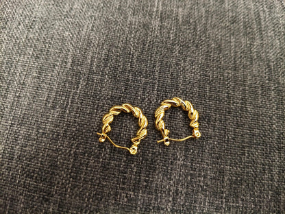 Pendientes de aro trenzados de estilo italiano, acero inoxidable con baño de oro de 18K y efecto brillante para ella