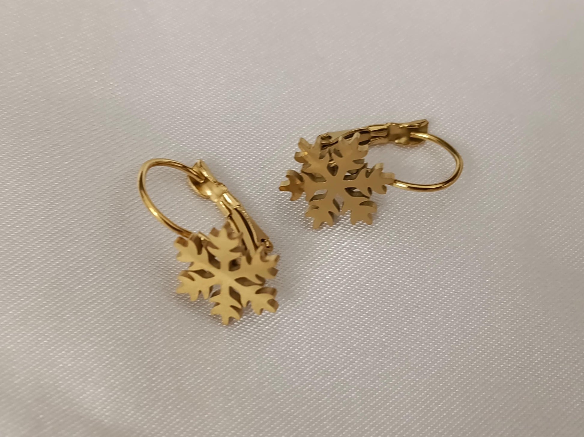 Pendientes de aro Copo de nieve de acero inoxidable con baño de oro de 18K y acabado espejo regalo para ella