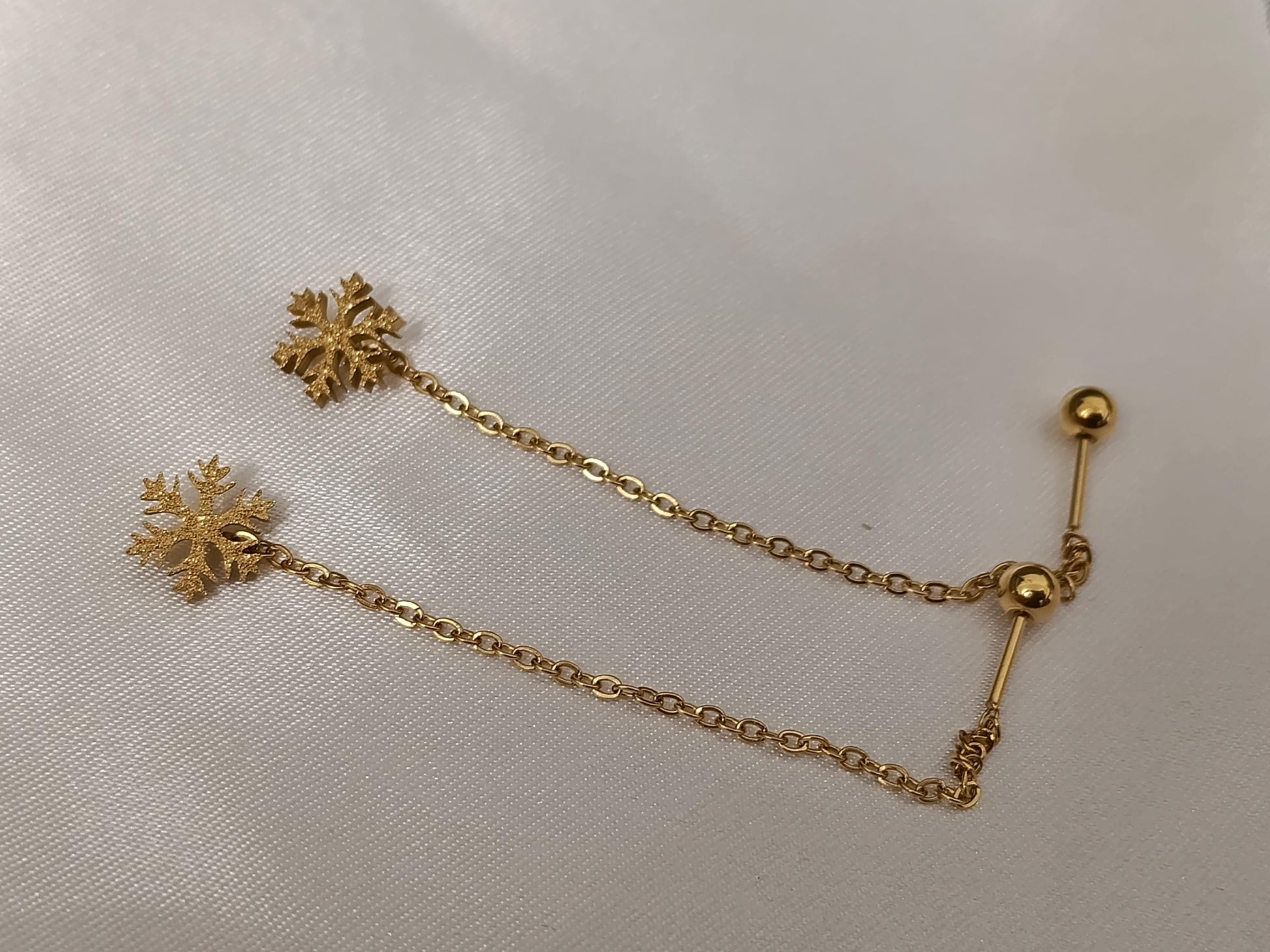 Pendientes de cadena larga Copo de nieve de acero inoxidable con baño de oro de 18K y acabado mate Cierre de rosca regalo para ella