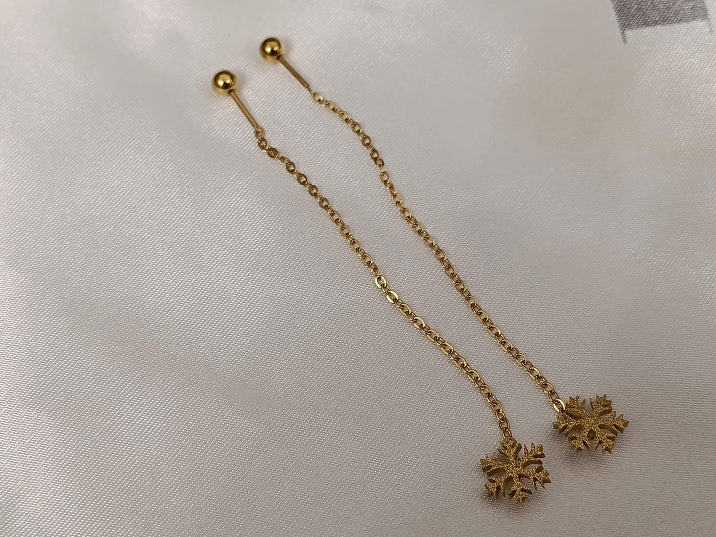 Pendientes de cadena larga Copo de nieve de acero inoxidable con baño de oro de 18K y acabado mate Cierre de rosca regalo para ella