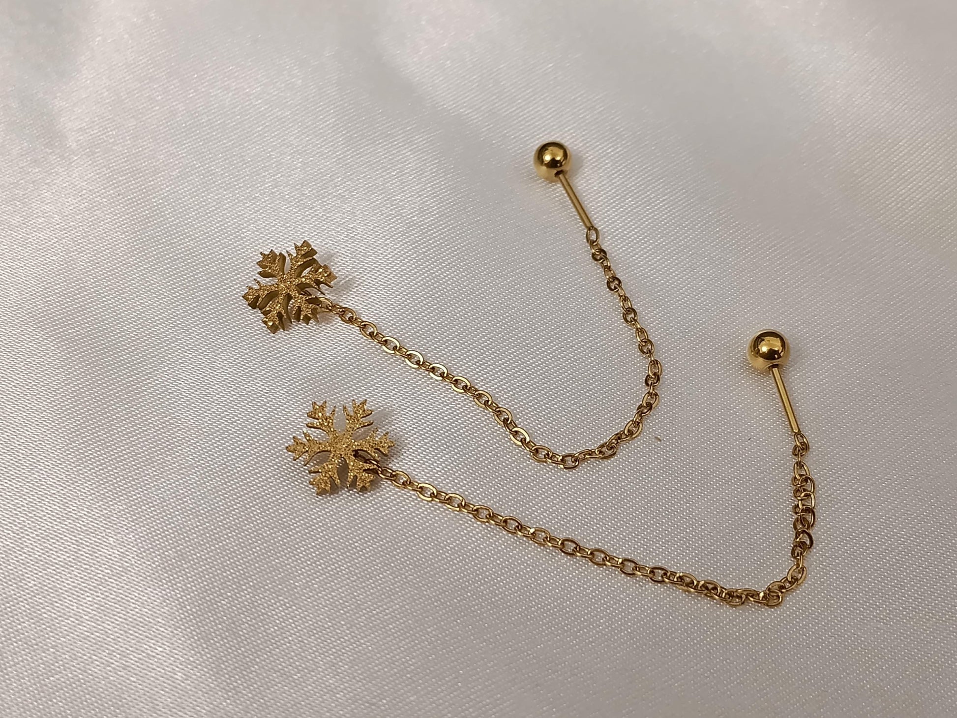 Pendientes de cadena larga Copo de nieve de acero inoxidable con baño de oro de 18K y acabado mate Cierre de rosca regalo para ella