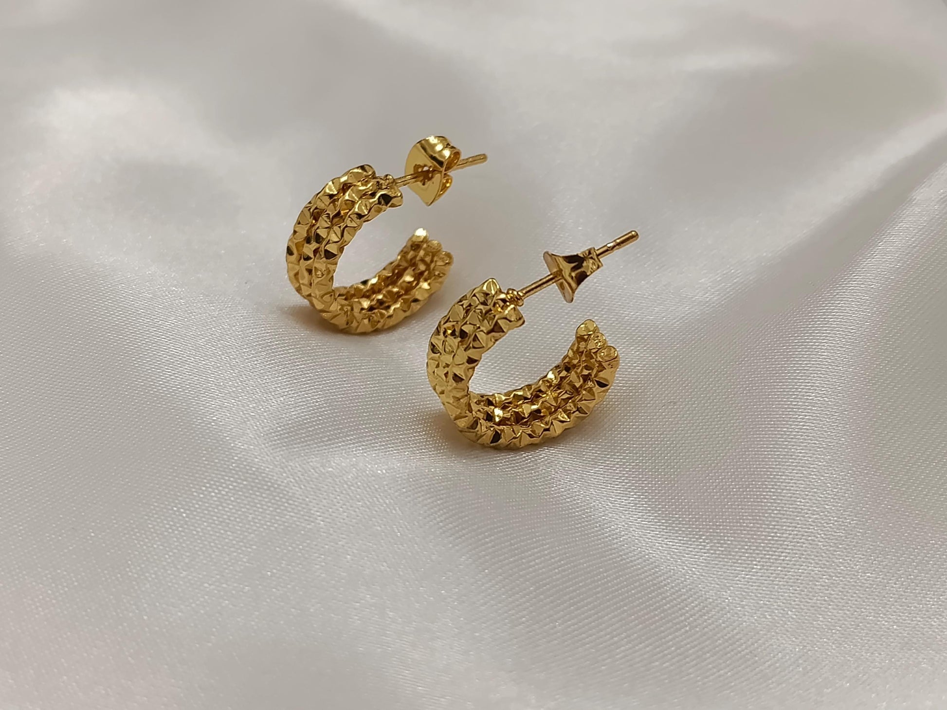 Pendientes de medio aro con relieve diamantado estilo italiano, acero inoxidable con baño de oro 18K regalo para ella