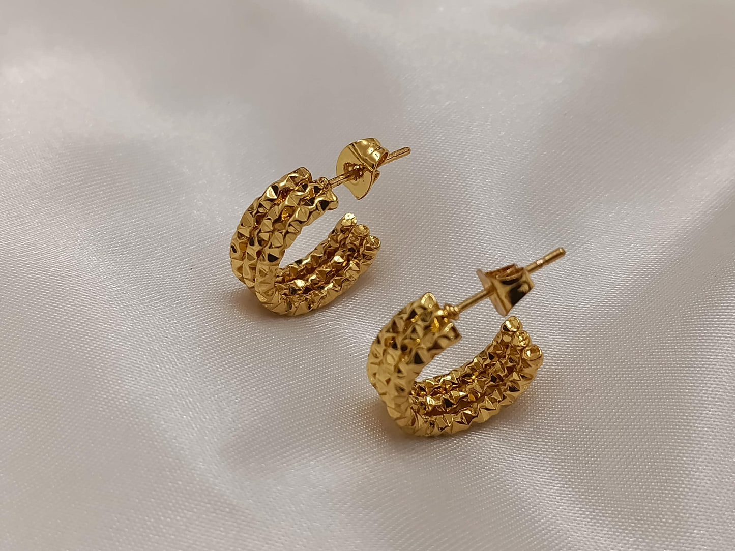 Pendientes de medio aro con relieve diamantado estilo italiano, acero inoxidable con baño de oro 18K regalo para ella