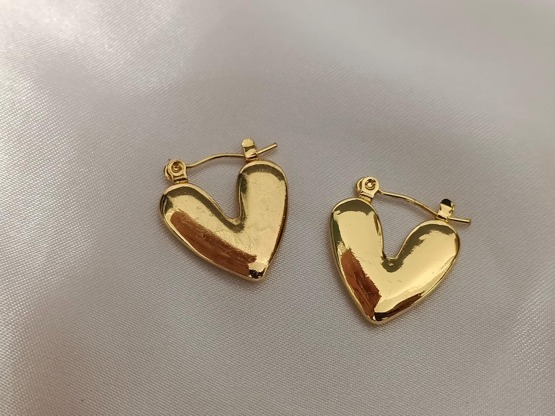 Pendientes de aro triangulares de estilo italiano, acero inoxidable con baño de oro de 18K y efecto espejo regalo para ella