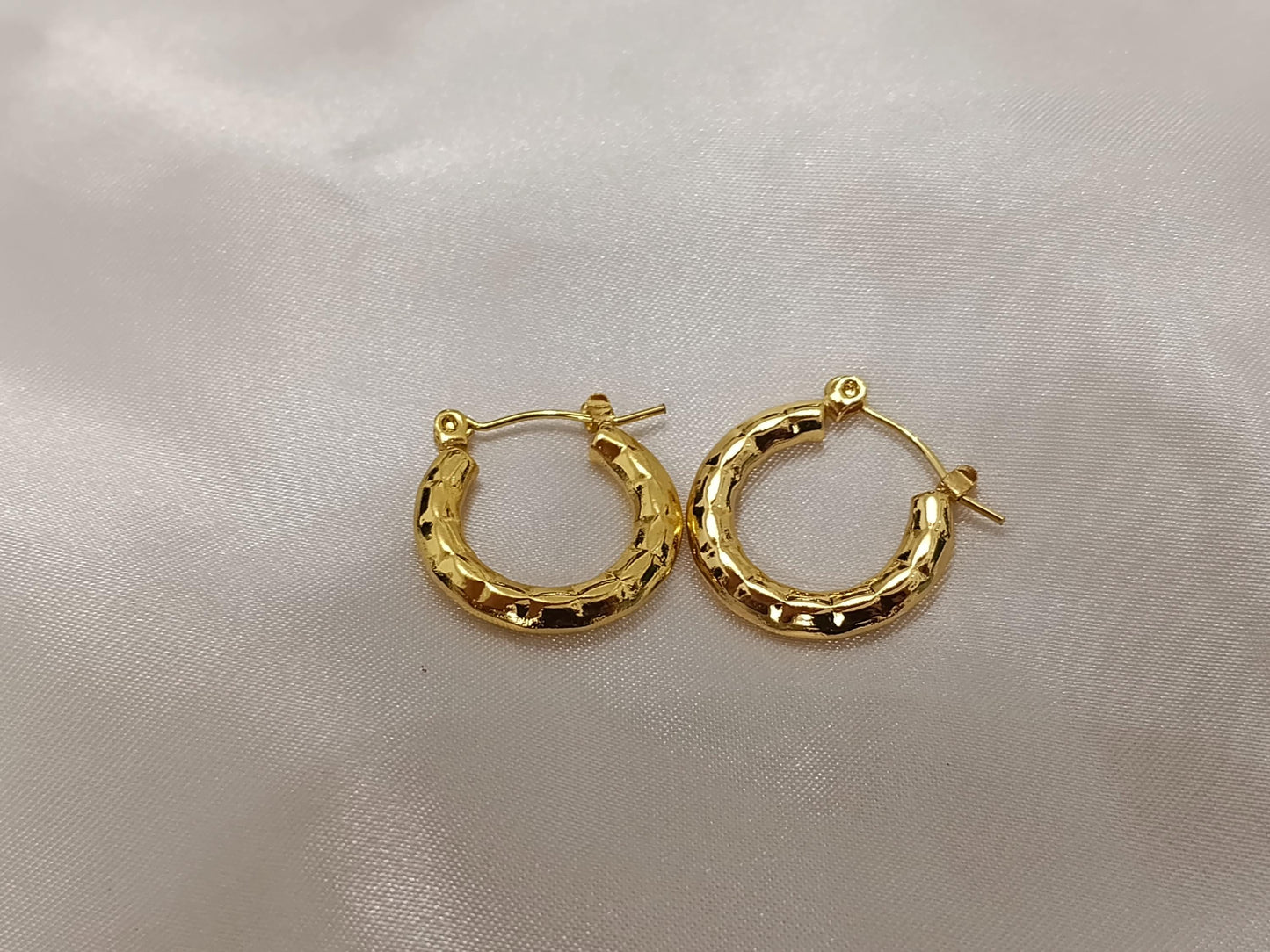 Pendientes de aro con diseño grabado estilo italiano, acero inoxidable con baño de oro 18K reglalo para ella