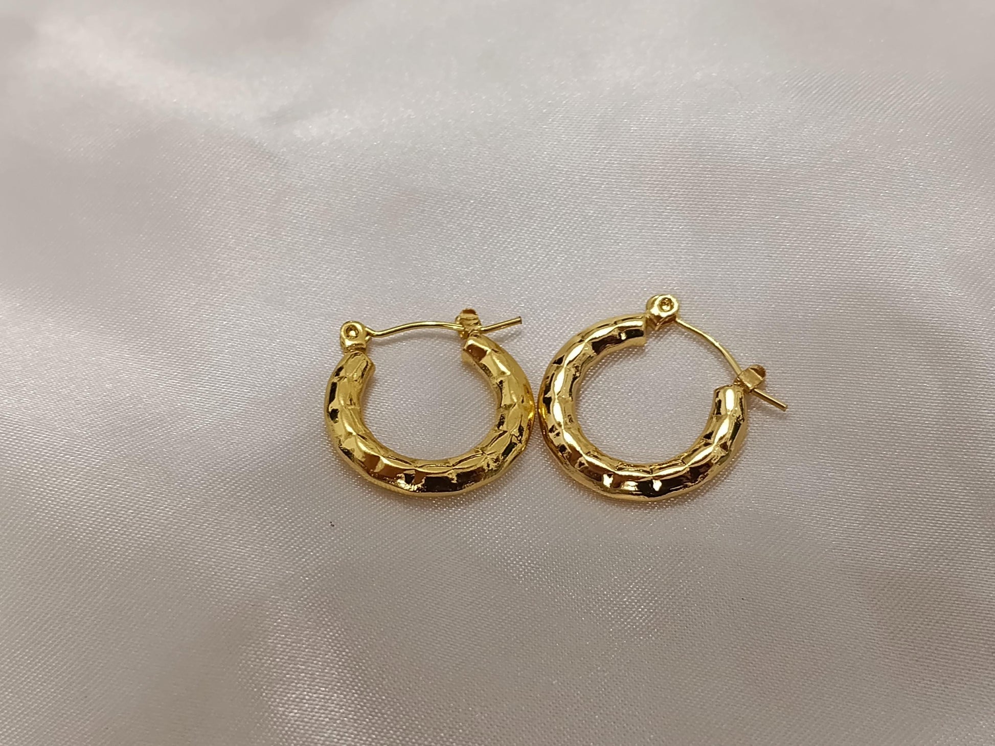 Pendientes de aro con diseño grabado estilo italiano, acero inoxidable con baño de oro 18K reglalo para ella